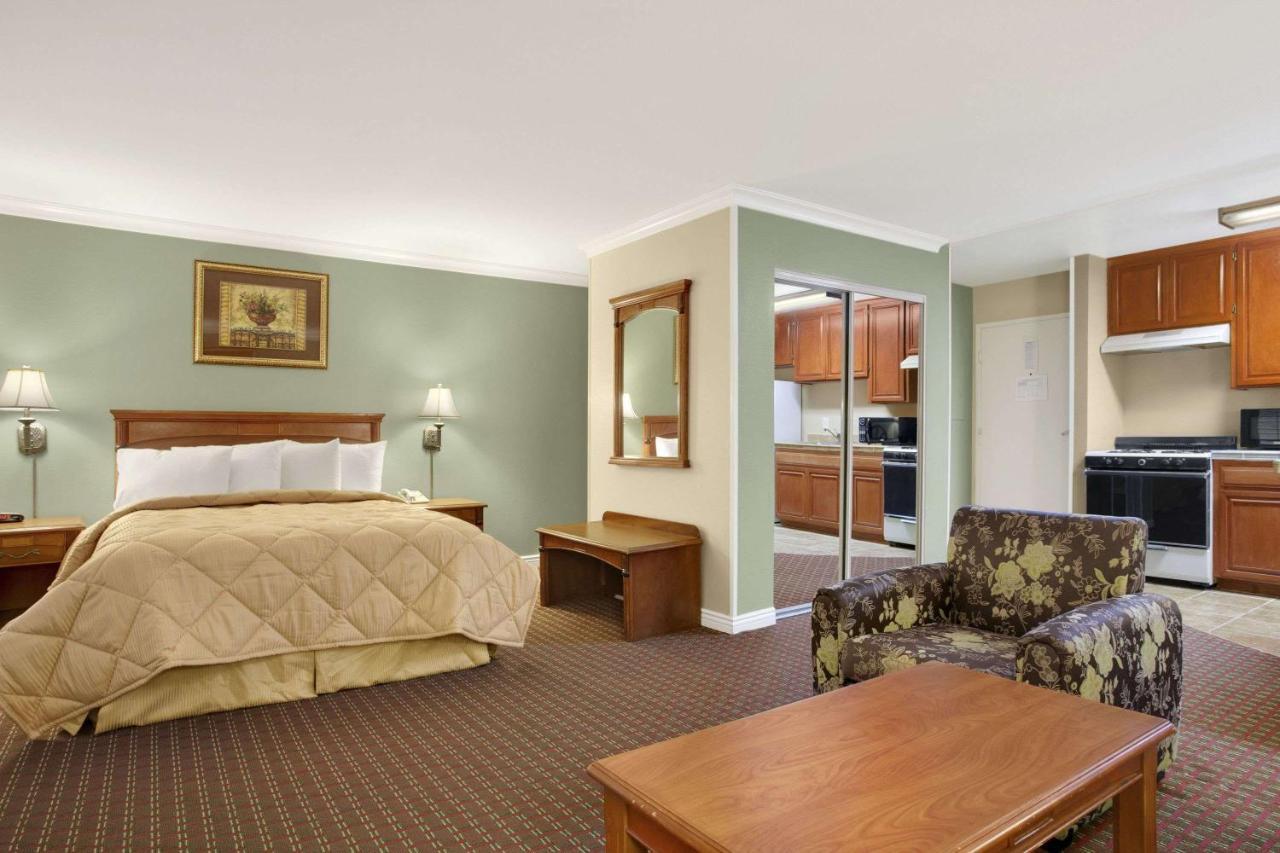 Travelodge Inn & Suites By Wyndham Gardena Ca Exterior photo